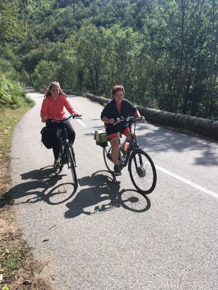 Henrieke en Gerrie fietsen omhoog